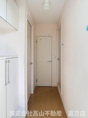 直方市新知町のアパートの玄関