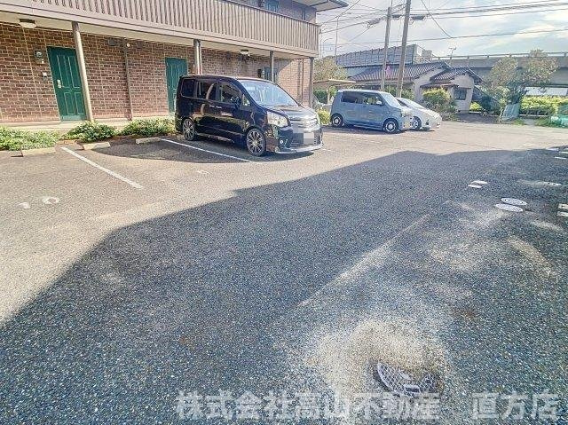 直方市新知町のアパートの駐車場