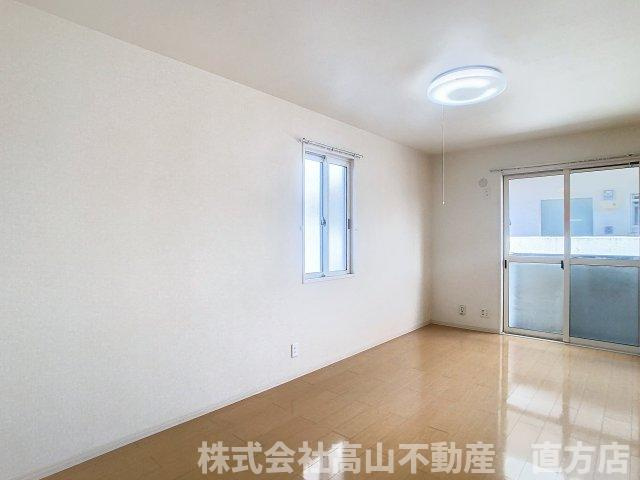 直方市新知町のアパートの居間・リビング