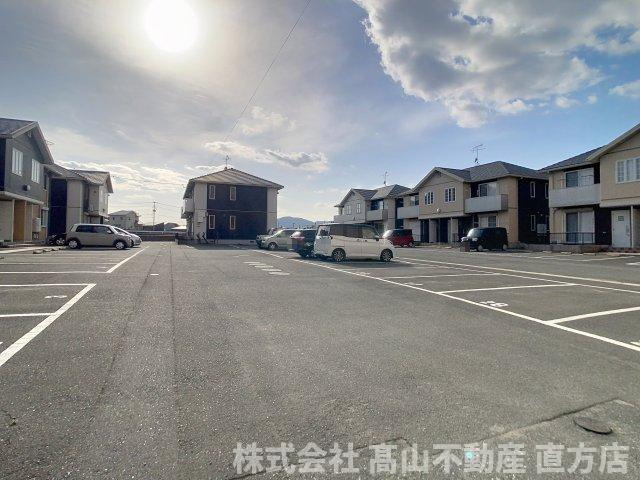 直方市大字感田のアパートの駐車場