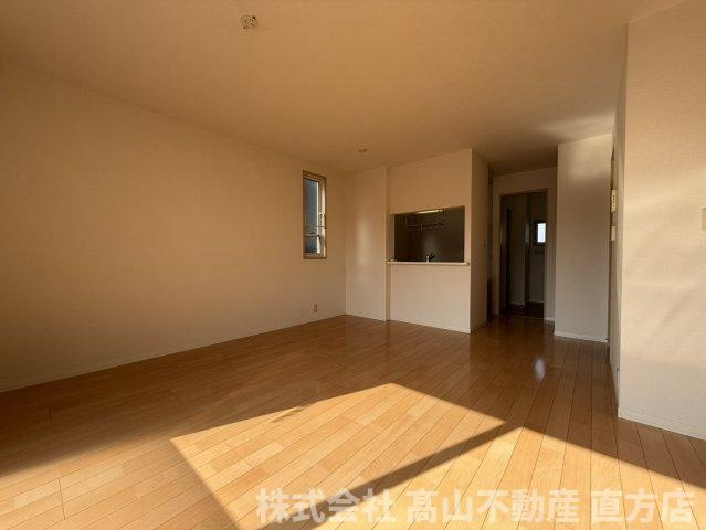 直方市大字感田のアパートの居間・リビング