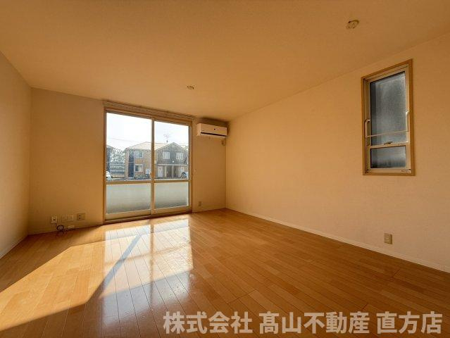 直方市大字感田のアパートの居間・リビング