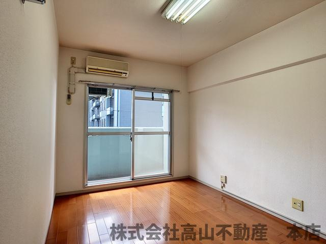 ジュネスシティ宮の前の居間・リビング