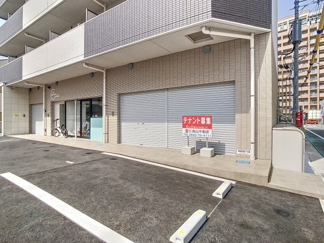 レジェンド赤間駅前テナントの駐車場