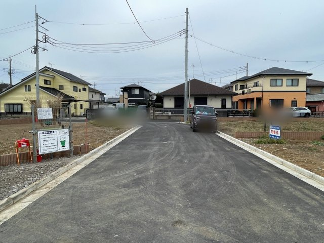 新築戸建・新築建売　上里町七本木第12　上里東小・上里中の前面道路含む現地写真|現地前面道路になります！前面道路は近隣の方が利用する道路なので落ち着いて生活ができますね♪