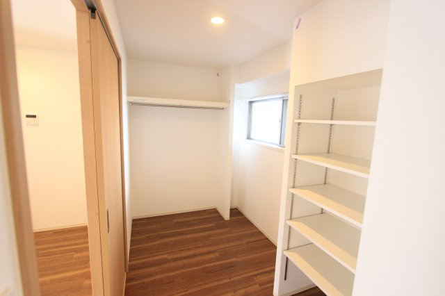 こだまハイツの内装|可動棚完備のサービルルーム3.3帖　窓付です
