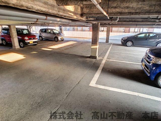 リベルタテイク７の駐車場