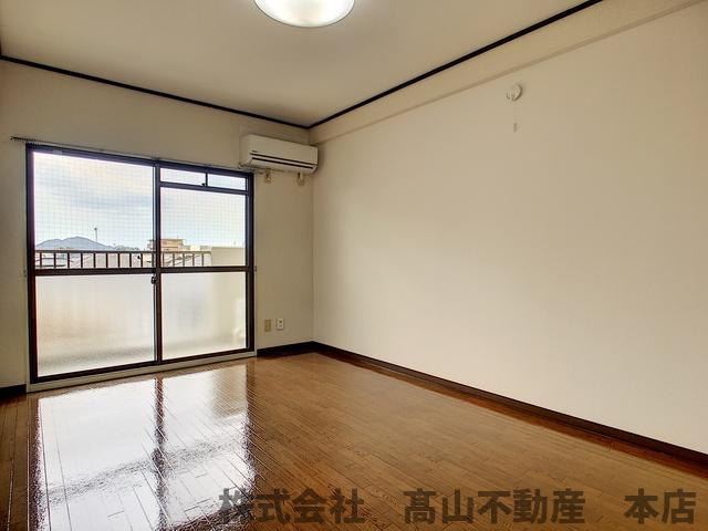 ロワールインアカマの居間・リビング