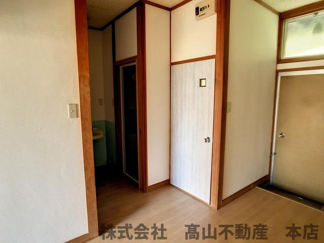 土穴幸福荘の玄関