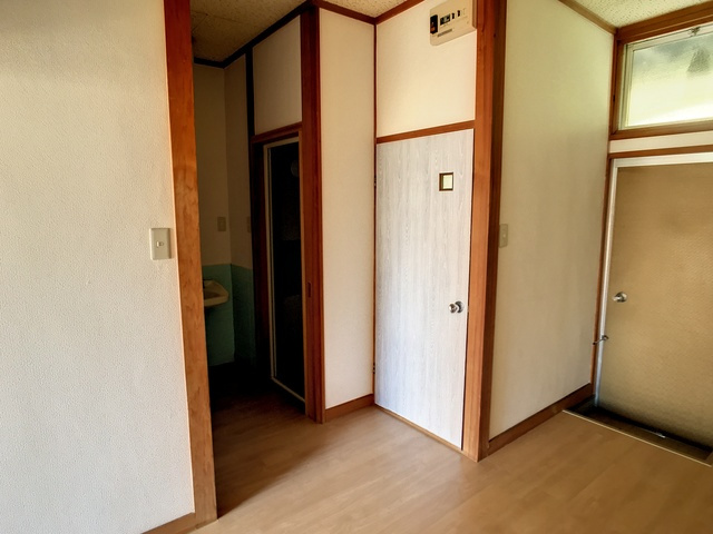 土穴幸福荘の玄関