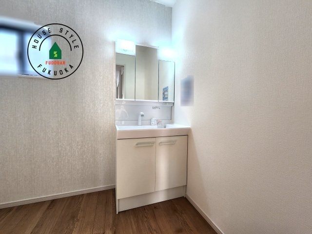 糟屋郡志免町別府東1丁目第1-1棟（1号棟）の独立洗面台|毎日使うものだから清潔な空間を保ちたい水回り。洗面にはそんな願いを解消させてくれる収納アイデアが満載です。三面鏡の裏側にはキャビネットが現れ小物から背の高い物まで収納できます。