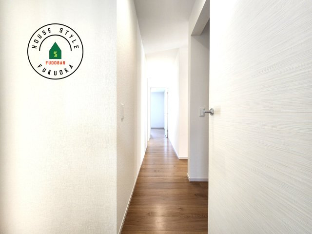 糟屋郡志免町別府東1丁目第1-1棟（1号棟）の内装|階段からも明るい光が入ります。採光や通風も階段の重要な役割です。