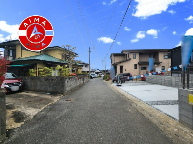 糟屋郡志免町別府東1丁目第1-1棟（1号棟）の前面道路含む現地写真|前面道路は閑静な住宅地をはしる車通りの少ない道路。お車の出し入れが苦手なママや小さなお子様にも安心ですね。しっかり舗装もされているので、ベビーカーや自転車で通っても快適に通行できます。