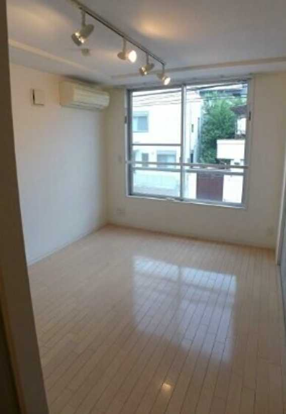 ZESTY松陰神社Ⅱ　敷金0　駅近　ネット無料　オートロックの居間・リビング