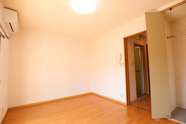 サンライズカワムラの洋室