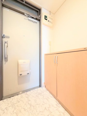 【玄関】 | ニチモ日吉第5コーポラス | ◆光の渦が溢れた明るい玄関ホール。「おかえり」と「ただいま」が交差するお家の顔とも言える場所は爽やかで心地良い空間となっています。すっきり片付いた玄関で来客時にも自信が持てそう。