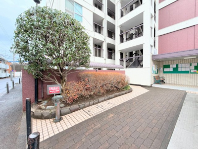 【エントランス】 | ニチモ日吉第5コーポラス | ◆子育て世代のスタッフもいますので、お客様目線での物件選び、ご提案が可能です。お問い合わせいただきました物件以外も多数ご紹介させていただきます。