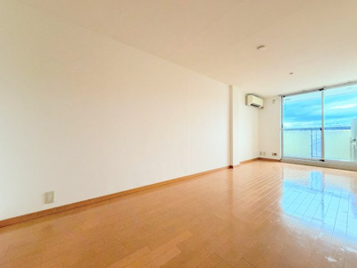 【洋室】 | ニチモ日吉第5コーポラス | ◆柔らかい陽光が差し込む明るいお部屋を演出する設計。彩光の取れる窓が気持ちの良いお部屋を創り上げます。