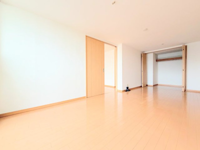 【洋室】 | ニチモ日吉第5コーポラス | ◆室内はいつも明るい印象なので気持ちの良い朝を迎えられます。各部屋にはクローゼットを完備しており、収納が多いお家はすっきりして快適空間です。