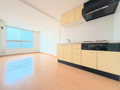 【居間・リビング】 | ニチモ日吉第5コーポラス | ◆柔らかな色合いのフローリングと清潔感のあふれる白のクロスが明るい空間を創り出しているリビングダイニング。憩いの場にふさわしいです。