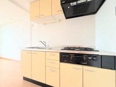 【キッチン】 | ニチモ日吉第5コーポラス | ◆長い時間滞在するキッチンだからこそ、食事の準備を楽しい時間に、忙しい時でもスムーズに無駄なく作業できる、お手入れも簡単にできるなど、毎日を楽しくするキッチンスペースに仕上げました。