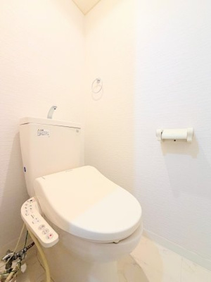 【トイレ】 | ニチモ日吉第5コーポラス | ◆清潔感のある白を基調とした落ち着ける空間。