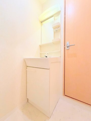 【独立洗面台】 | ニチモ日吉第5コーポラス | ◆毎日使う場所だから、機能的で使いやすさに配慮したパウダールーム。すっきりと使えるように収納も豊富にご用意しています。