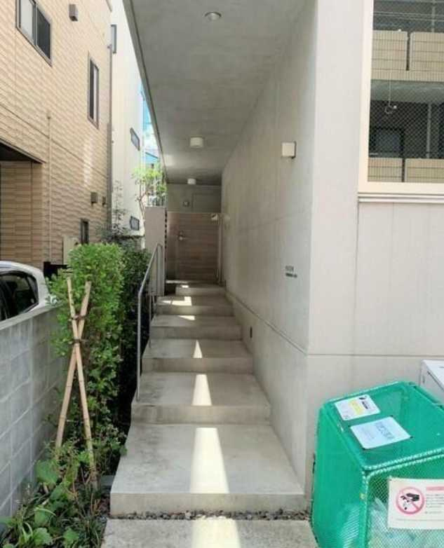 PASEOSANGENJAYAEASTWEST　フリーレント　礼金０　築浅のエントランス