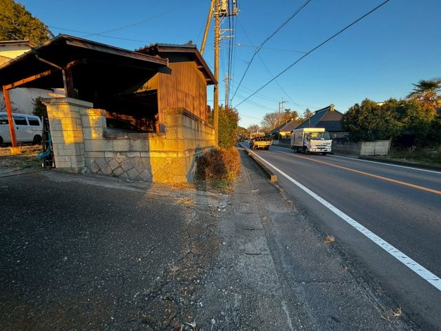 土浦市永井　広々古家付き土地！　倉庫・車庫ありの前面道路含む現地写真