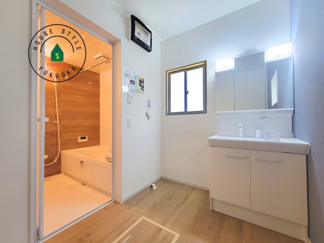 春日市須玖南7丁目第1-3棟（1号棟）の内観：施工例|ゆとりの洗面スペースで朝の身支度もスムーズに。暮らしを快適に変えるシャワー付洗面台です！