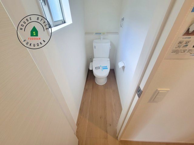 春日市須玖南7丁目第1-3棟（1号棟）の内観：施工例|温水洗浄便座を完備しております。2ヶ所にトイレがあるのは朝の慌ただしい時間も安心です。