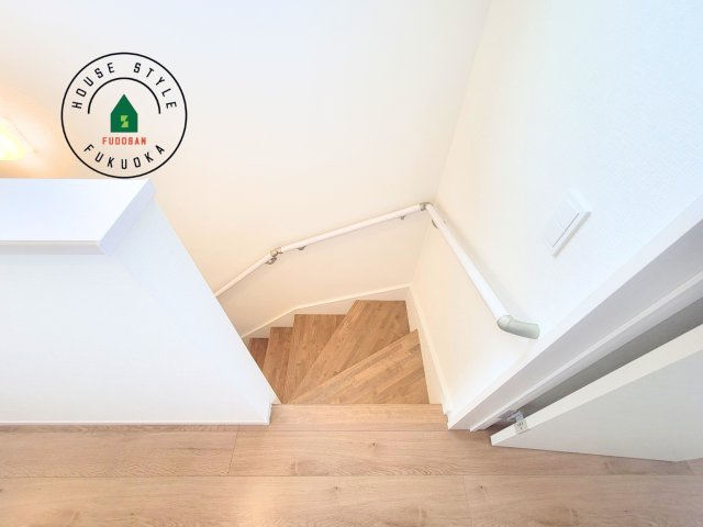 春日市須玖南7丁目第1-3棟（1号棟）の内観：施工例|階段からも明るい光が入ります。採光や通風も階段の重要な役割です。