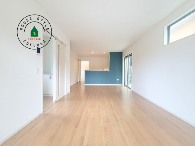 春日市須玖南7丁目第1-3棟（1号棟）の内観：施工例|ご家族を近くに感じられる対面キッチンのLDK。会話もはずみそうですね。