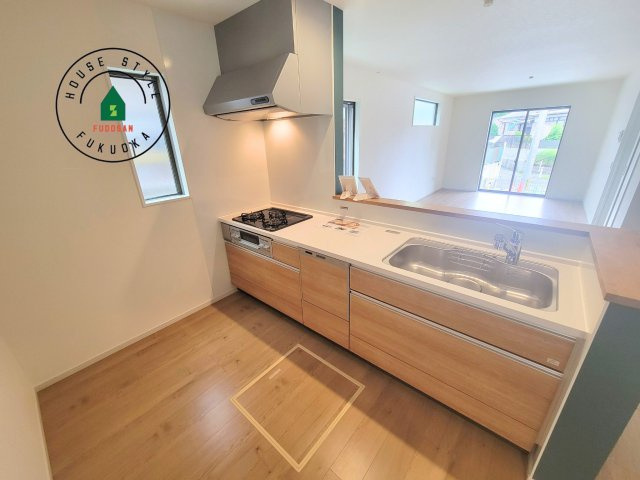 春日市須玖南7丁目第1-3棟（1号棟）の内観：施工例|ダイニングテーブルへの配膳がラクラク、お料理はかどるカウンター付きシステムキッチン！