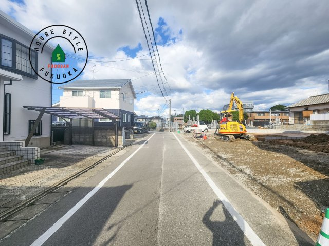 春日市須玖南7丁目第1-3棟（3号棟）の前面道路含む現地写真|前面道路は閑静な住宅地をはしる車通りの少ない道路。お車の出し入れが苦手なママや小さなお子様にも安心ですね。しっかり舗装もされているので、ベビーカーや自転車で通っても快適に通行できます。