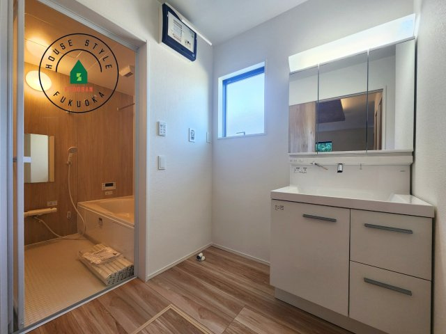 糟屋郡新宮町大字湊第4-2棟（1号棟）の内観：施工例|ゆとりの洗面スペースで朝の身支度もスムーズに。暮らしを快適に変えるシャワー付洗面台です！