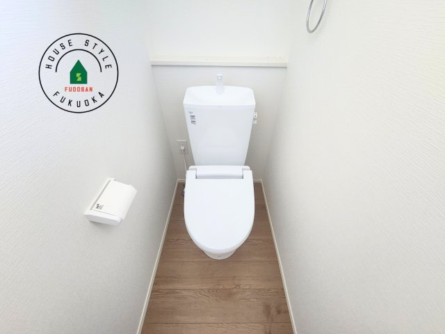 糟屋郡新宮町大字湊第4-2棟（1号棟）の内観：施工例|温水洗浄便座を完備しております。2ヶ所にトイレがあるのは朝の慌ただしい時間も安心です。