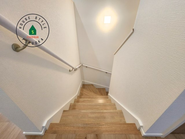 糟屋郡新宮町大字湊第4-2棟（1号棟）の内観：施工例|階段からも明るい光が入ります。採光や通風も階段の重要な役割です。