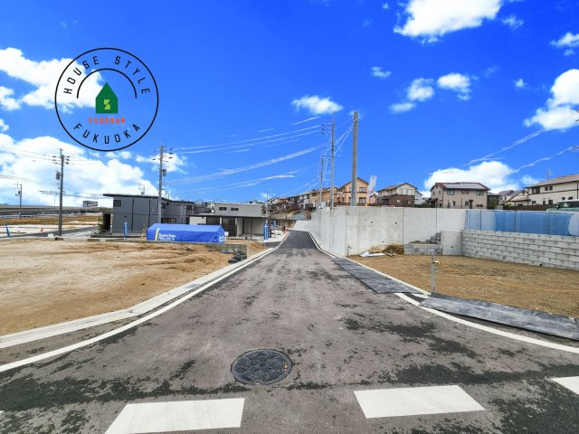 糟屋郡新宮町大字湊第4-2棟（1号棟）の前面道路含む現地写真|前面道路は閑静な住宅地をはしる車通りの少ない道路。お車の出し入れが苦手なママや小さなお子様にも安心ですね。しっかり舗装もされているので、ベビーカーや自転車で通っても快適に通行できます。