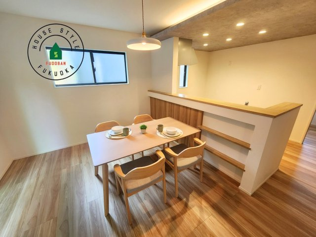 糟屋郡新宮町大字湊第4-2棟（1号棟）の内観：施工例|キッチンから立ち込める香りが今日の料理を期待させます。