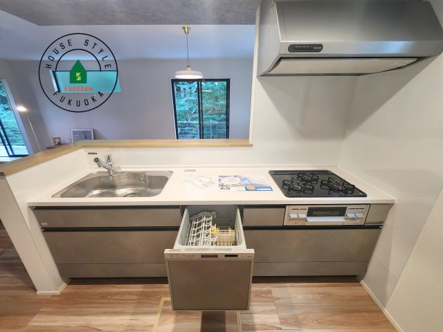 糟屋郡新宮町大字湊第4-2棟（1号棟）の内観：施工例|キッチン。グリル・食器洗い乾燥機・浄水器も完備。
