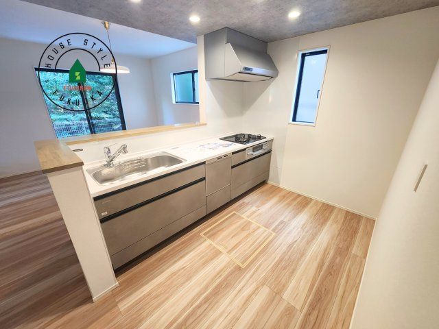 糟屋郡新宮町大字湊第4-2棟（1号棟）の内観：施工例|ダイニングテーブルへの配膳がラクラク、お料理はかどるカウンター付きシステムキッチン！