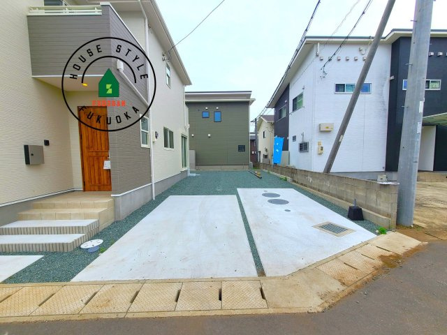 福岡市西区小戸1丁目第4-4棟（2号棟）の駐車場|広々した駐車場になります。3台並列駐車となります。