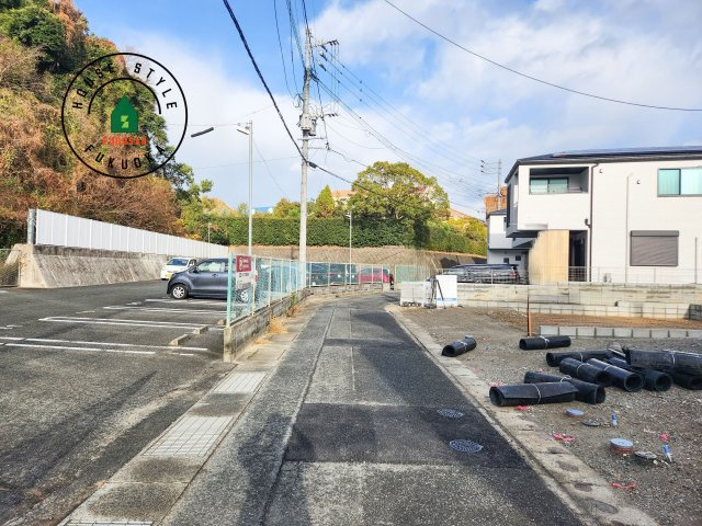 福岡市西区小戸1丁目第4-4棟（4号棟）の前面道路含む現地写真|前面道路は閑静な住宅地をはしる車通りの少ない道路。お車の出し入れが苦手なママや小さなお子様にも安心ですね。しっかり舗装もされているので、ベビーカーや自転車で通っても快適に通行できます。