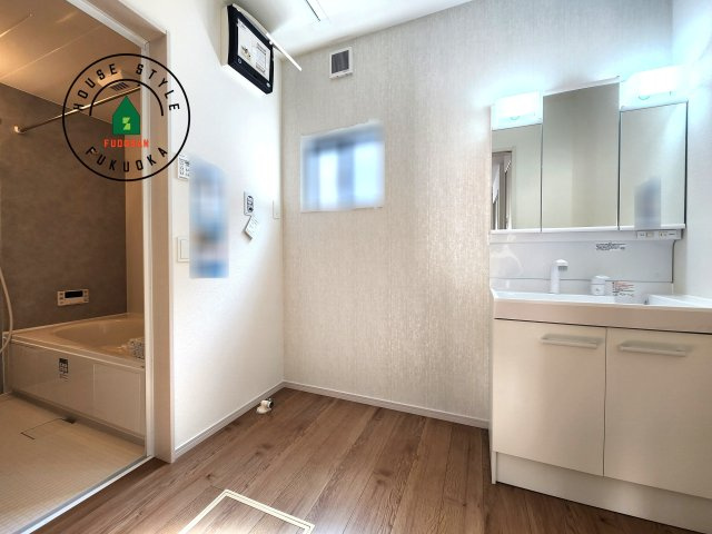 糟屋郡志免町別府東1丁目第1-1棟（1号棟）の内観：施工例|ゆとりの洗面スペースで朝の身支度もスムーズに。暮らしを快適に変えるシャワー付洗面台です！