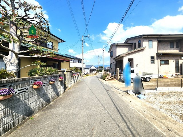 糟屋郡志免町別府東1丁目第1-1棟（1号棟）の前面道路含む現地写真|前面道路は閑静な住宅地をはしる車通りの少ない道路。お車の出し入れが苦手なママや小さなお子様にも安心ですね。しっかり舗装もされているので、ベビーカーや自転車で通っても快適に通行できます。