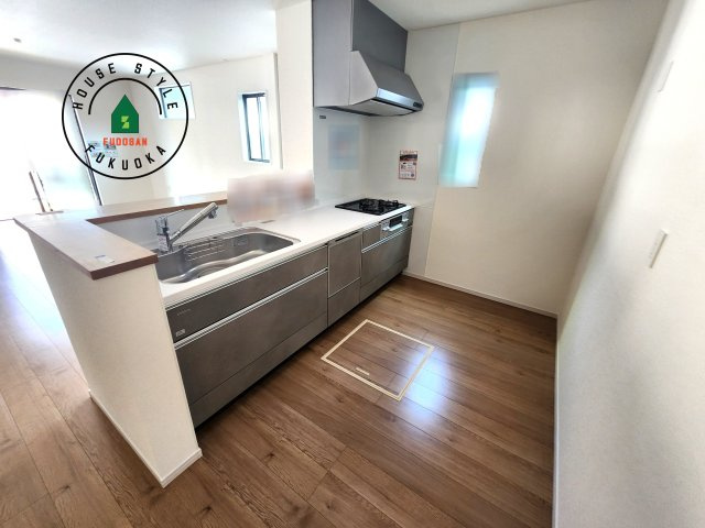 糟屋郡志免町別府東1丁目第1-1棟（1号棟）の内観：施工例|ダイニングテーブルへの配膳がラクラク、お料理はかどるカウンター付きシステムキッチン！