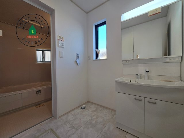 福岡市西区今宿東3丁目第1-3棟（B号棟）の内観：施工例|毎日使うものだから清潔な空間を保ちたい水回り。洗面にはそんな願いを解消させてくれる収納アイデアが満載です。三面鏡の裏側にはキャビネットが現れ小物から背の高い物まで収納できます。