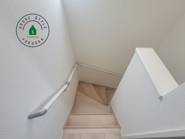 福岡市西区今宿東3丁目第1-3棟（B号棟）の内観：施工例|＜手すり付階段＞手すりがないと階段の昇り降りで危険なことはもちろん、壁に手をつきながら歩くことで壁紙が汚れやすくなります。すべての方に快適に昇り降りしていただくため、手すりを設置しました。