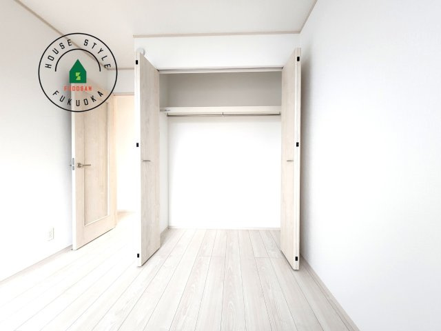 福岡市西区今宿東3丁目第1-3棟（B号棟）の内観：施工例|洋服や大きな荷物が多い方や人数の多いご家族などは、一般的なクローゼットよりもウォークインクローゼットのほうが使い勝手が良いです。